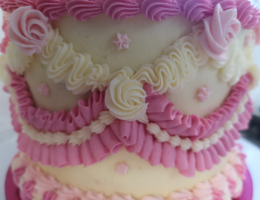 Lambeth piped heart cake