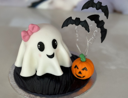 Mini ghost cake with pumpkin & bats