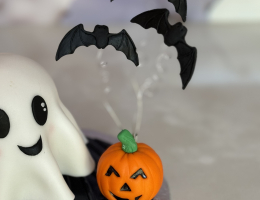 Mini ghost cake with pumpkin & bats