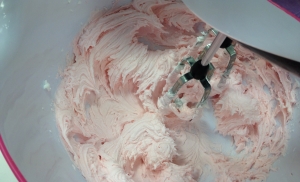 How to pipe a two tone rose swirl using strawberry & champagne frosting